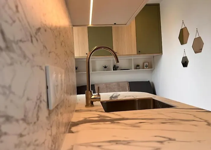 Peaceful Area 5 Min To Train Station Apartment *